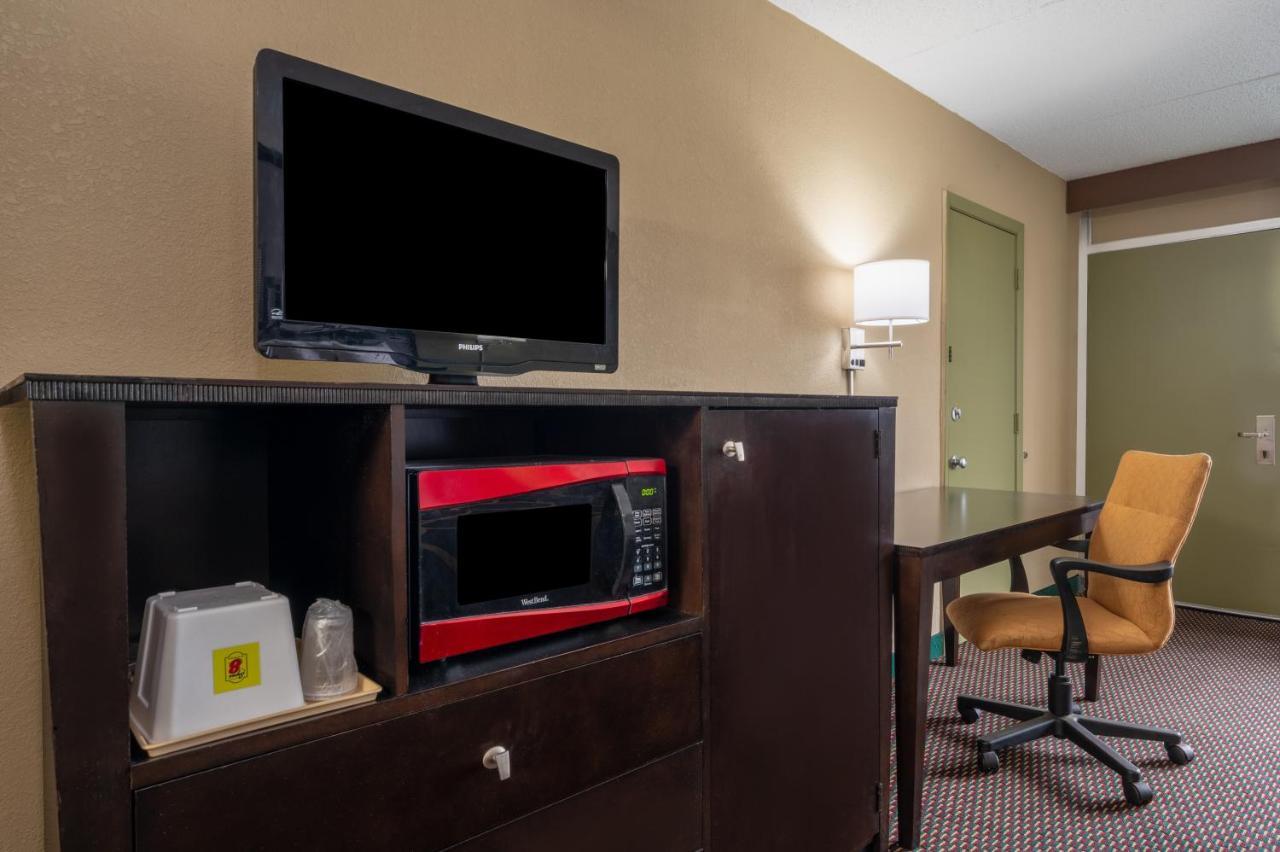 Super 8 by Wyndham Perrysburg-Toledo Hotel Eksteriør billede