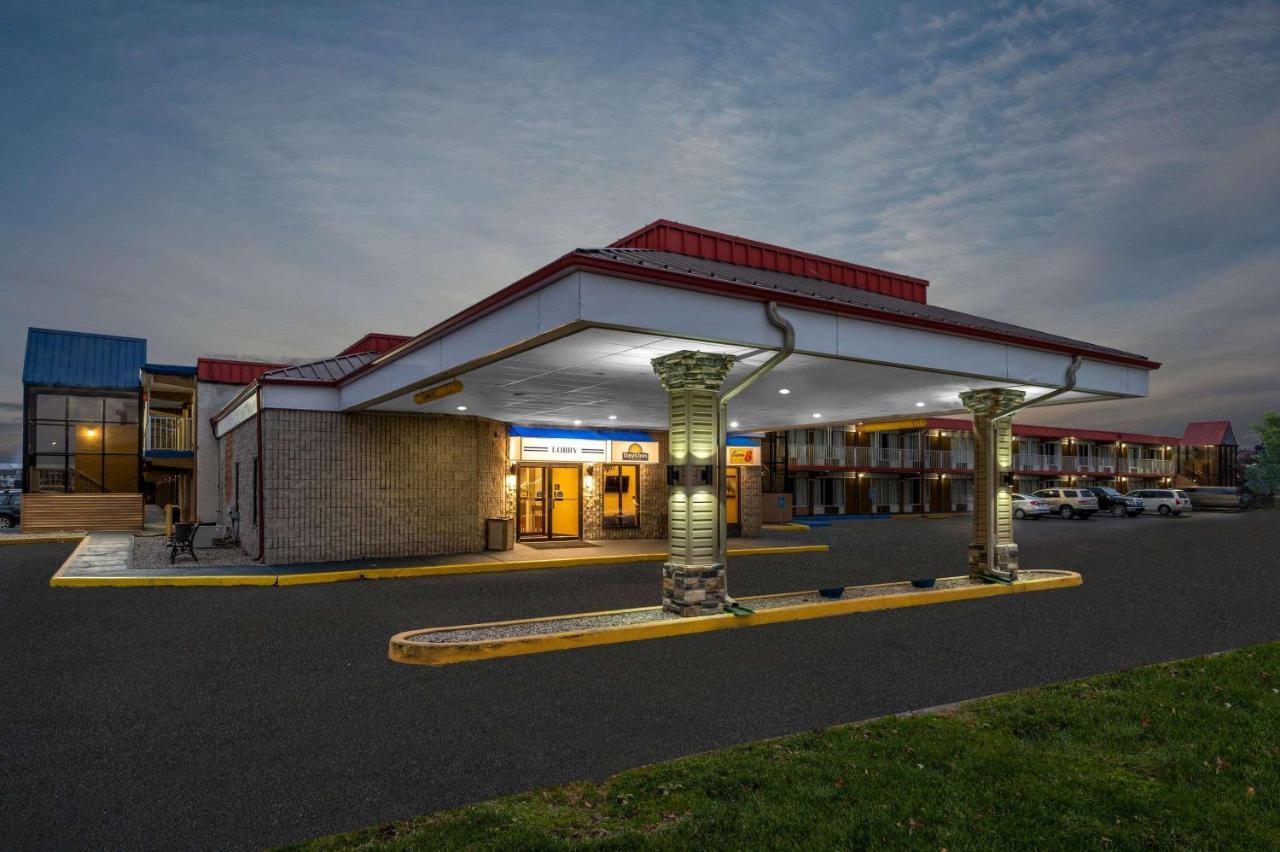 Super 8 by Wyndham Perrysburg-Toledo Hotel Eksteriør billede