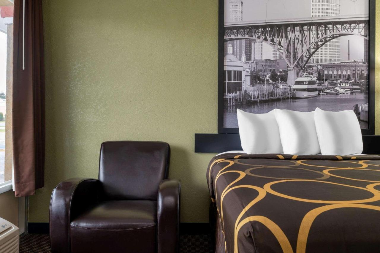 Super 8 by Wyndham Perrysburg-Toledo Hotel Eksteriør billede