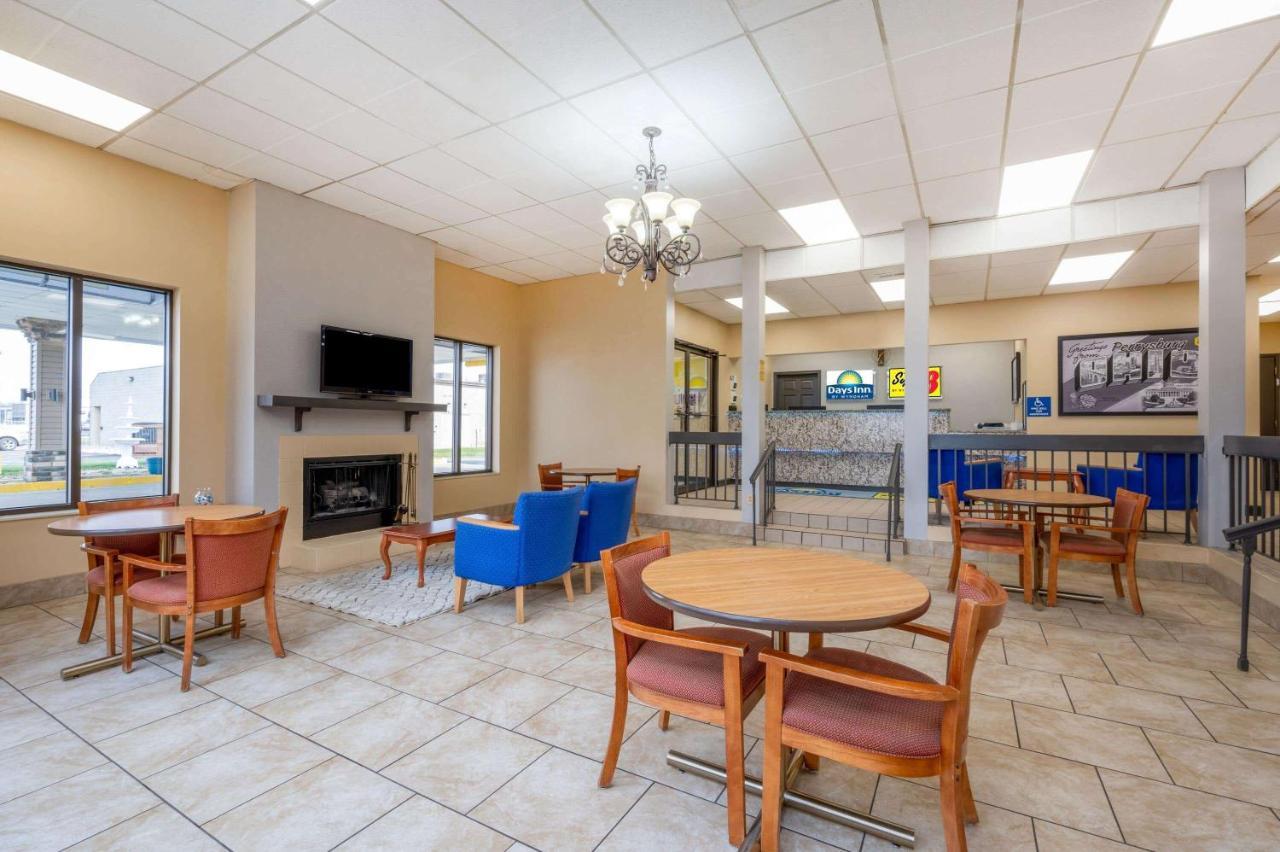 Super 8 by Wyndham Perrysburg-Toledo Hotel Eksteriør billede