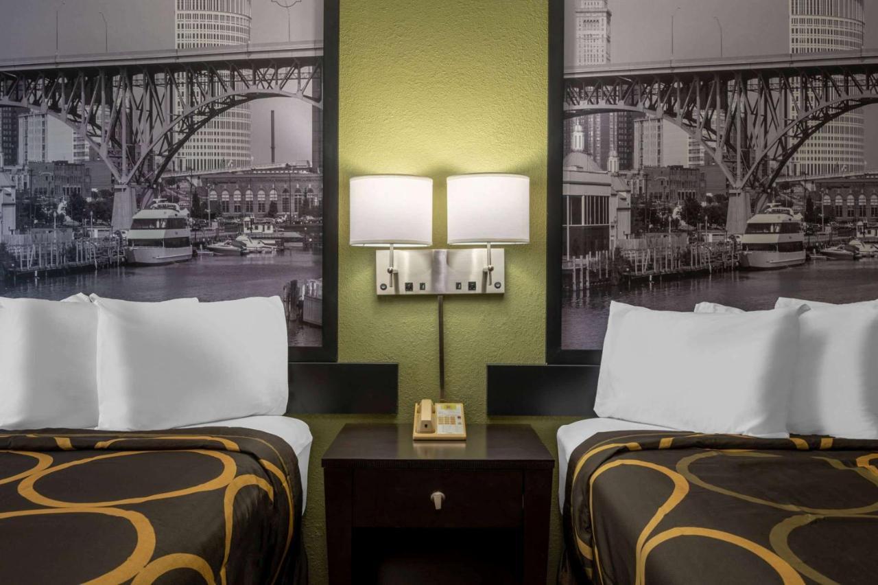 Super 8 by Wyndham Perrysburg-Toledo Hotel Eksteriør billede