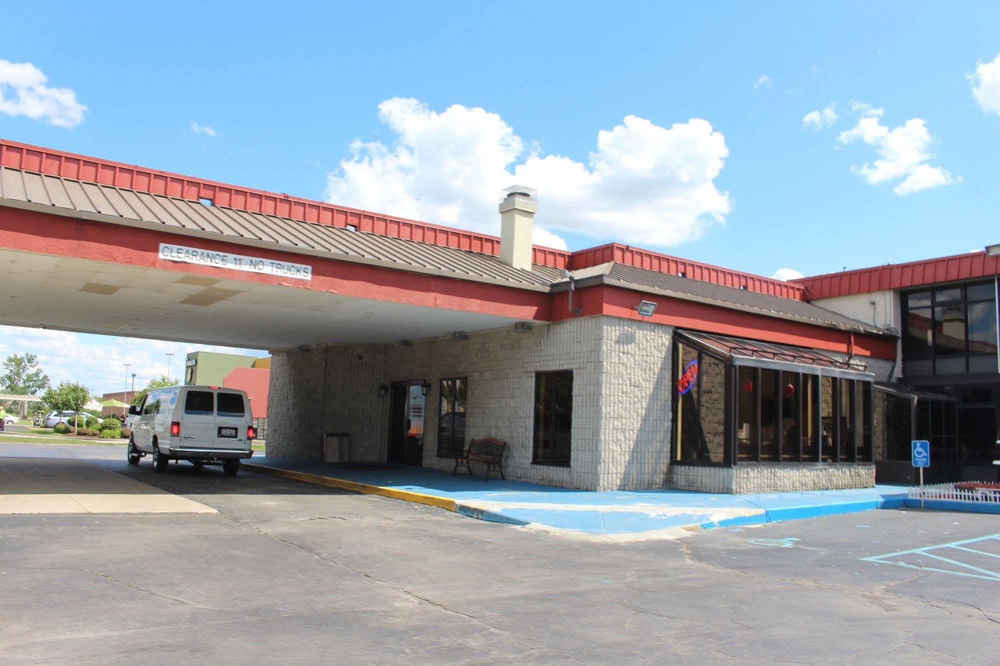 Super 8 by Wyndham Perrysburg-Toledo Hotel Eksteriør billede
