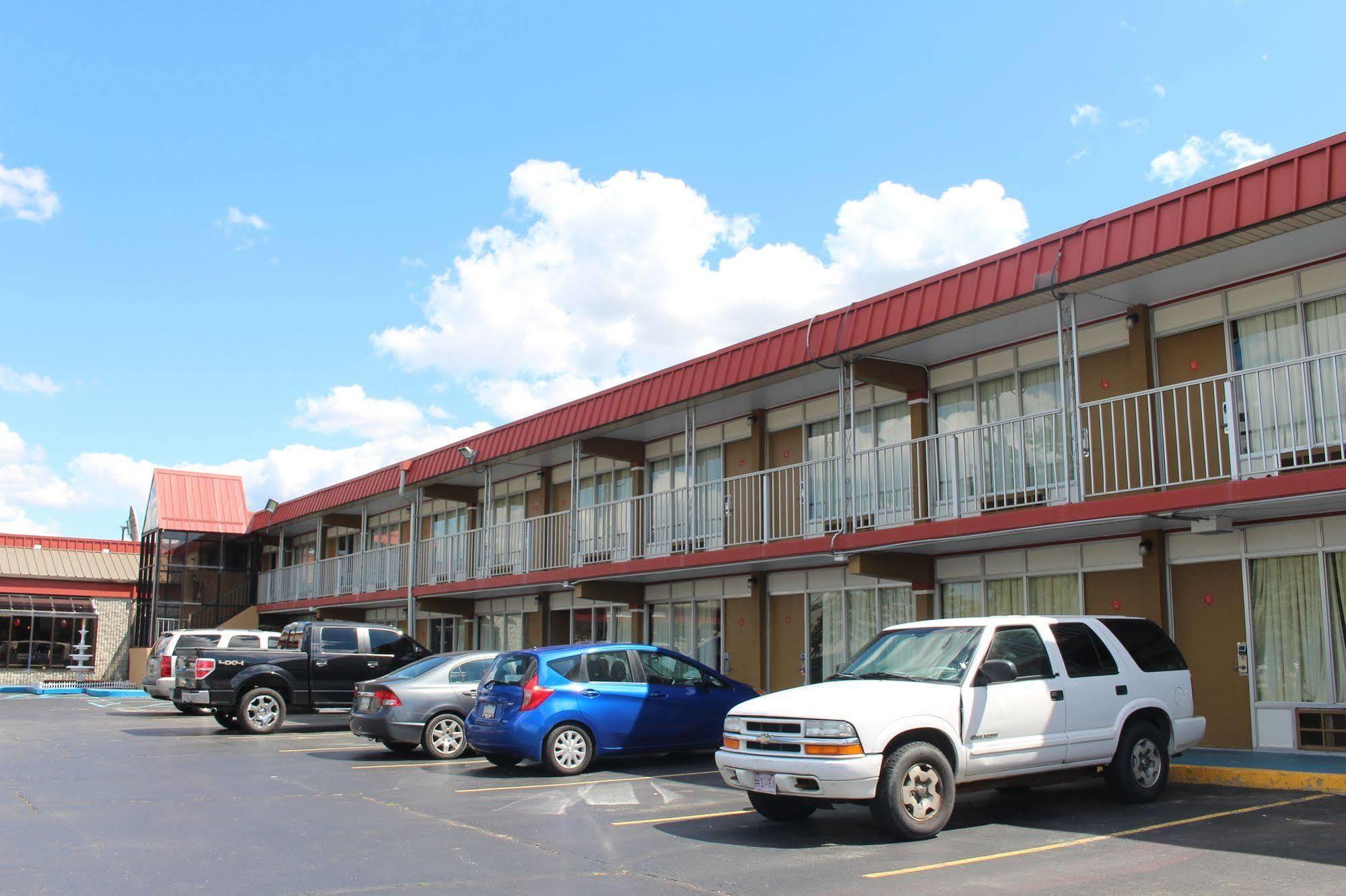 Super 8 by Wyndham Perrysburg-Toledo Hotel Eksteriør billede