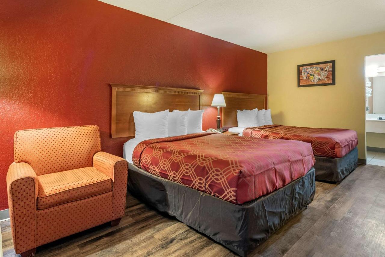 Super 8 by Wyndham Perrysburg-Toledo Hotel Eksteriør billede