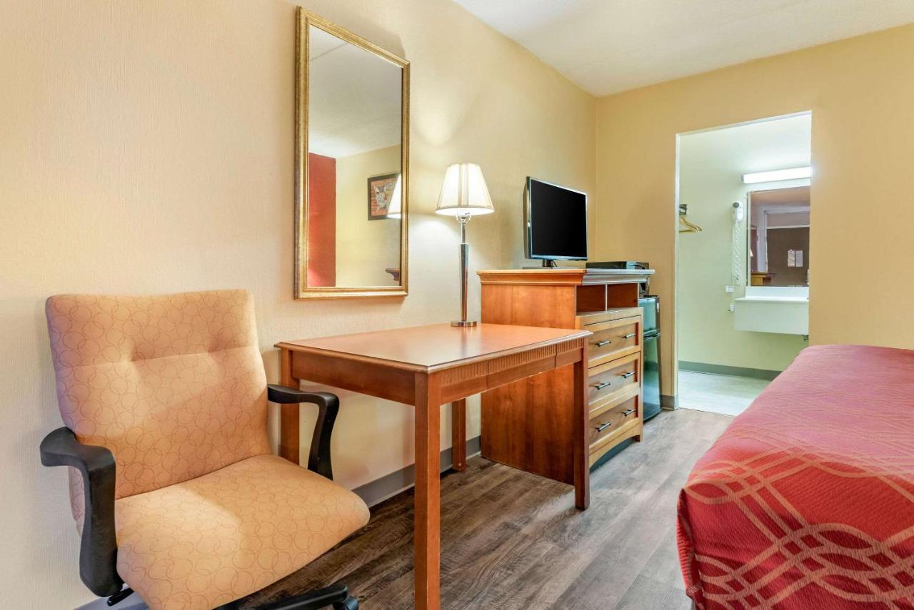 Super 8 by Wyndham Perrysburg-Toledo Hotel Eksteriør billede
