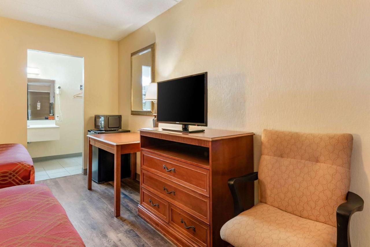 Super 8 by Wyndham Perrysburg-Toledo Hotel Eksteriør billede